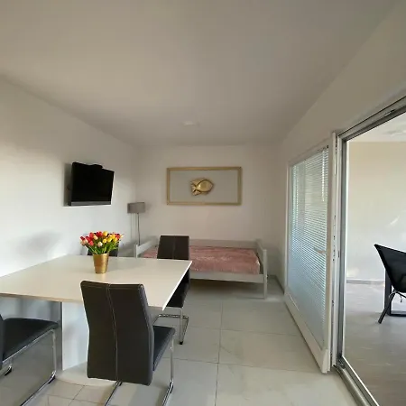 Dorothy Apartment Vir