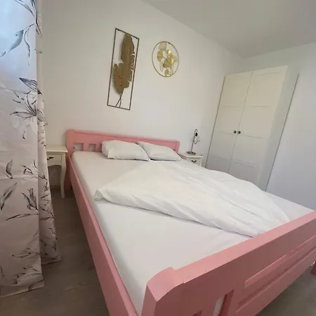 Dorothy Apartment *